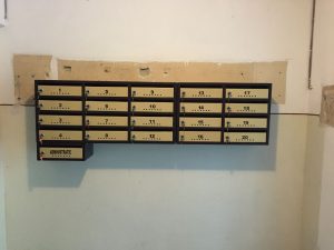 cutii postale si avizier pentru scara de bloc culoarea maro